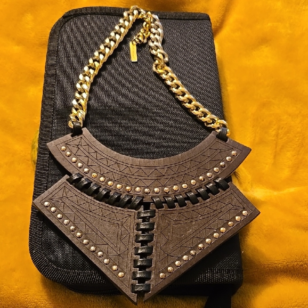 Vince Camuto Gold and Black Necklace with Elegant Chain